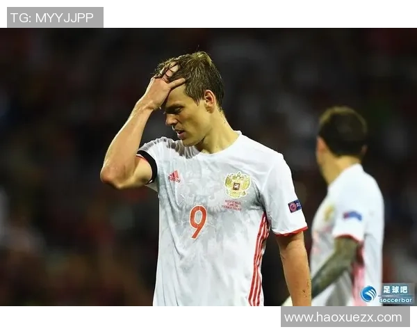 足球球星意外滑倒瞬间引发全场爆笑画面回放