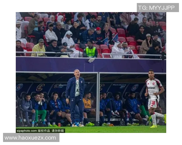 足球球星深情鞠躬致敬球迷展现体育精神与真挚情感